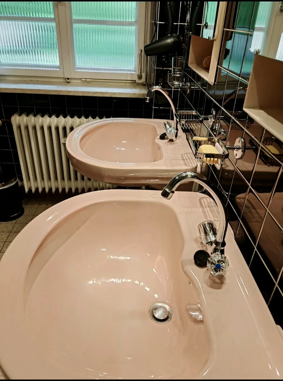 Saubere Waschbecken und Armaturen